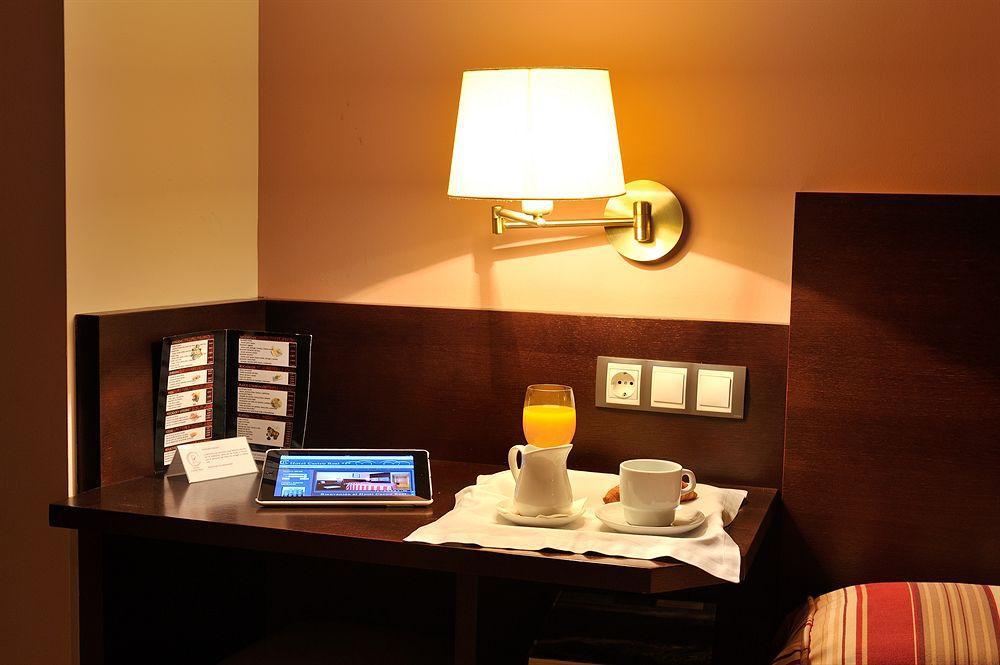 Hotel Castro Real Oviedo Exterior photo